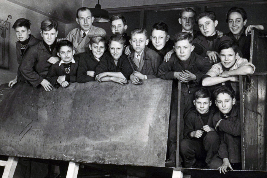 1953, 5de ambachtschool a.d. Meeuwenlaan. Leo als derde van links vooraan.